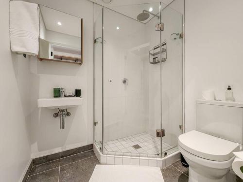 开普敦Secure Elegant Apartment Near Sea Point的带淋浴和卫生间的白色浴室