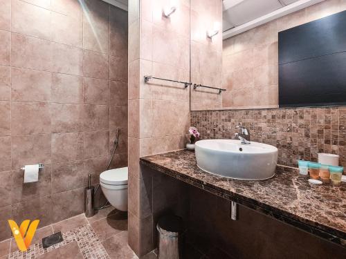 迪拜Luxury 3BR Private Villa and Elaborate Gardens的一间带水槽和卫生间的浴室