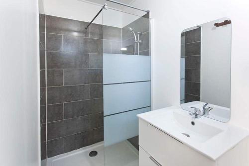 圣若瑟L'escapade créole Jacuzzi Privatif Bungalow Vanille的白色的浴室设有水槽和淋浴。