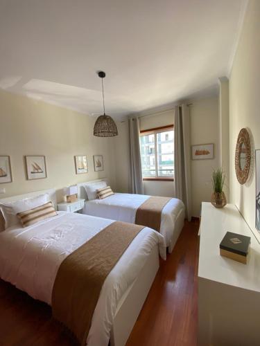 丰沙尔Sea View Apartment的一间卧室设有两张床和窗户。
