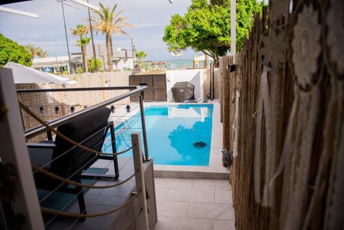 多列毛利诺斯Casa de Almano - Torremolinos direct on beach的从房子的阳台上可欣赏到游泳池的景色