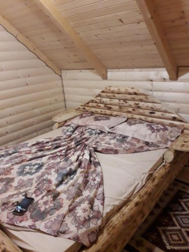 RožajeBrvnara Ibar的木天花板的客房内的一张床位
