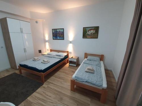 索科矿泉村STUDIO VIK的一间卧室,配有两张床