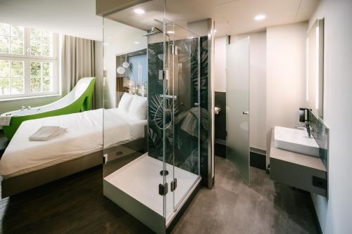 莱比锡莱比锡市旅行24酒店的带淋浴、床和盥洗盆的浴室