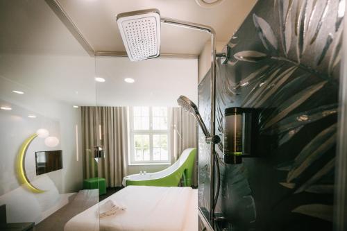 莱比锡莱比锡市旅行24酒店的带淋浴的浴室和玻璃墙