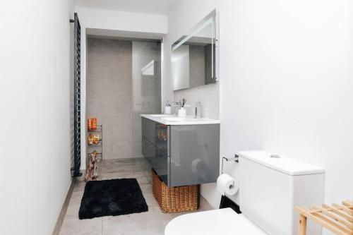 亨利昂泰晤士Henley Gardens的白色的浴室设有水槽和卫生间。