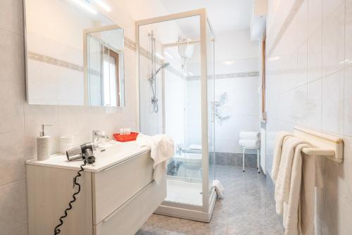 PietravivaThe pink house, holiday home.的白色的浴室设有水槽和镜子