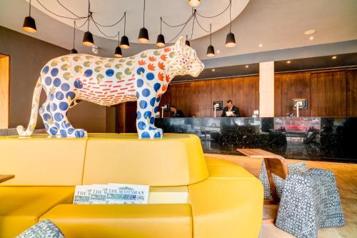 爱丁堡派克斯爱丁堡城市酒店的黄沙发上马的雕像