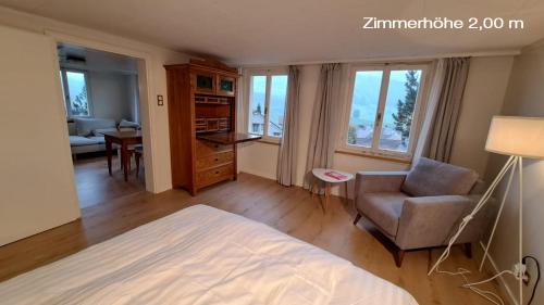 UrnäschHaus an sonniger Lage, schöner Blick auf Alpstein的一间卧室配有一张床、一把椅子和一张桌子