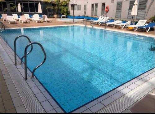 加尔达尔Precioso apartamento en residencial con piscina cerca de la playa的一座蓝色海水的大型游泳池