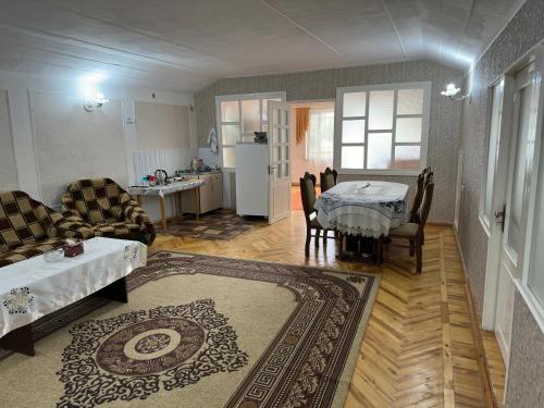 塞凡Chkalovka guest house with Sevan view的带沙发和桌子的客厅以及厨房。