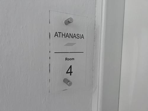 斯基亚索斯镇ATHANASIA APARTMENTS的门上标有在atkinamineasi上写的标语