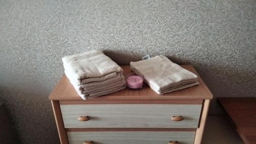 卢茨克Однокімнатна квартира Olympya біля парку Героїв Майдану的梳妆台上带毛巾的桌子