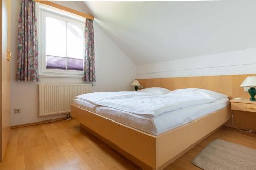 普雷瑟格尔塞Appartment Isabelle - Kamille的一间卧室设有一张大床和窗户