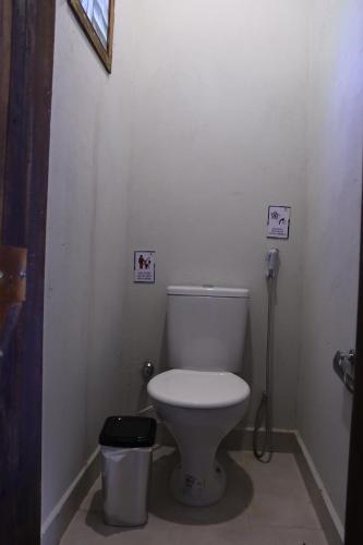 AlexâniaPousada Luz dos Olhos的一间带卫生间和垃圾桶的浴室