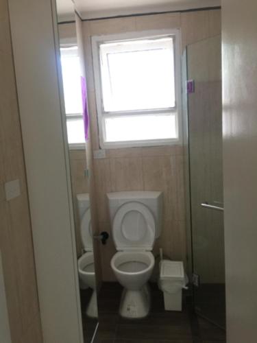 堪培拉Private Room in a Shared House-Close to City & ANU-3的一间带卫生间和窗户的小浴室