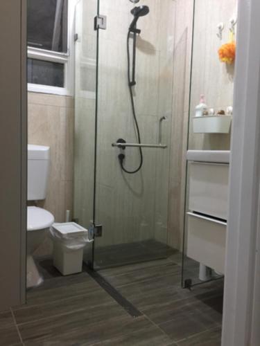 堪培拉Private Room in a Shared House-Close to City & ANU-3的浴室里设有玻璃门淋浴