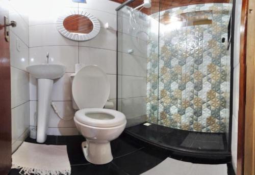 阿拉亚尔-杜卡布Nossa Casa Arraial HOSTEL e SUÍTE的一间带卫生间和淋浴的浴室
