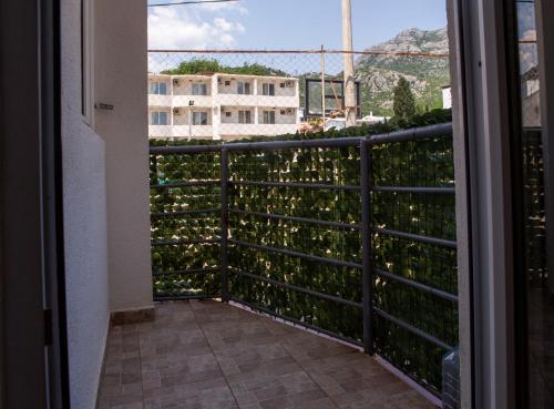 安吉Villa Horizon Canj的享有建筑景致的阳台