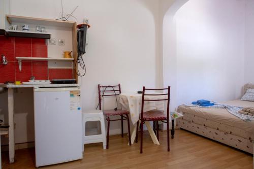 安吉Villa Horizon Canj的厨房配有冰箱、2把椅子和1张床