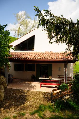 Selva di PrognoIl Sanco的前面有一张野餐桌的白色房子