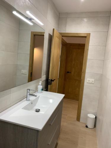 贝尔维尔德赛当亚CAL JAN - La Muralla的浴室设有白色水槽和镜子