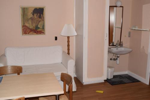 斯泰厄亚伽姆勒斯经济型酒店（客房&早餐）的客厅配有白色沙发和水槽
