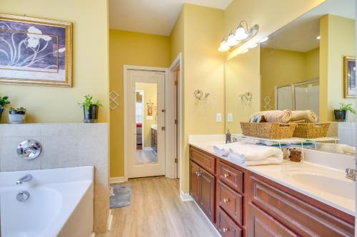 HephzibahGeorgia Vacation Rental 14 Mi to Downtown Augusta的一间带水槽和大镜子的浴室