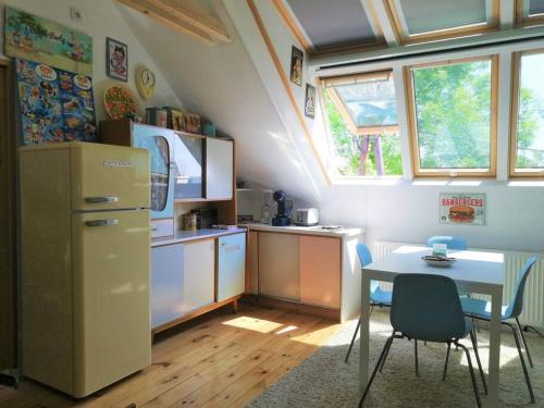 格拉茨Retro Apartment Graz的厨房配有冰箱和桌椅