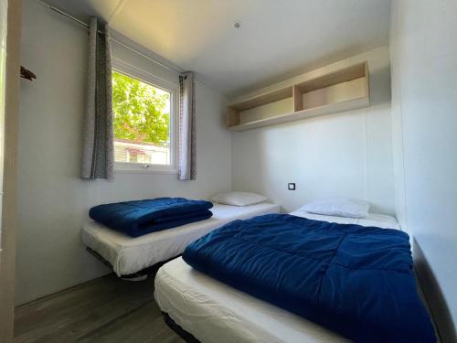 萨拉瓦International Camping Ardèche的小型客房 - 带2张床和窗户
