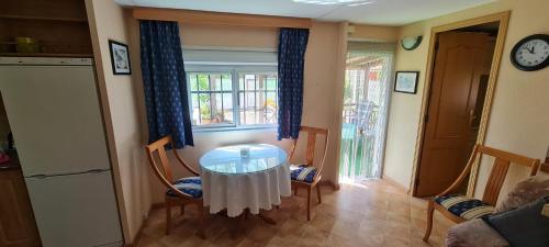苏埃卡Casa Fernandet 3 bedrooms house的客房设有桌椅和窗户。