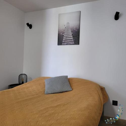 GowidlinoStudio 4-osobowe的卧室配有一张挂在墙上的床铺