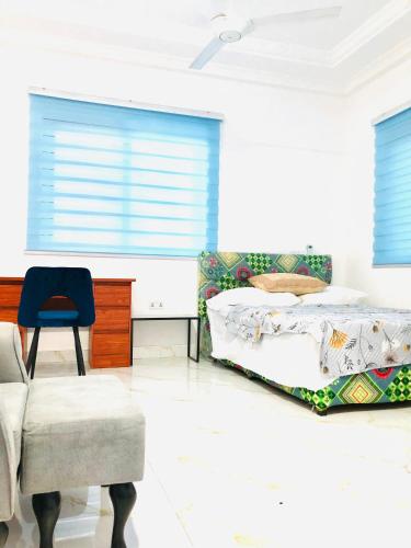ElminaMavern House Apartments的一间卧室配有两张床和椅子