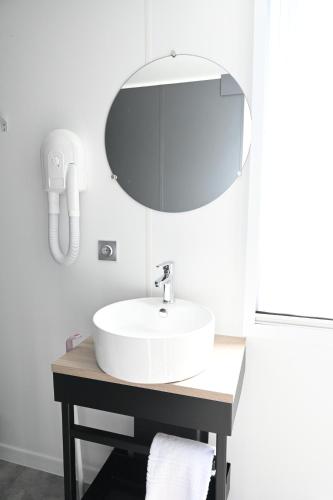 La CinquantinaAgricampeggio Ippocampo的浴室设有白色水槽和镜子