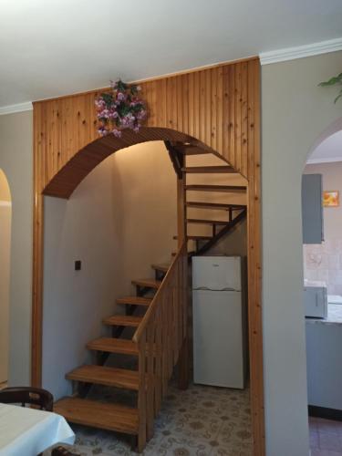 根尼斯迪亚斯Almavilla的一间设有厨房的房间内的木楼梯
