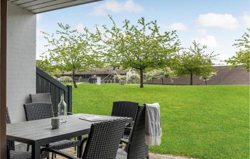 GjernLovely Home In Gjern With Wifi的庭院设有桌椅和草坪