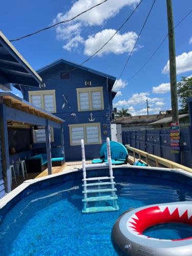 迈阿密Blue Little Havana的一座带房子的游泳池