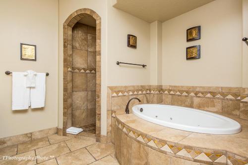 华盛顿A4 Big Bend Suite Second Floor 3-bedroom Sunset View的大型浴室设有浴缸和淋浴。
