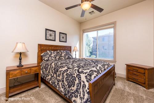 华盛顿A4 Big Bend Suite Second Floor 3-bedroom Sunset View的一间卧室设有一张床和一个窗口