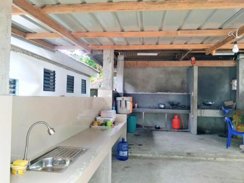 Ohana Resort的一个带水槽和柜台的户外厨房