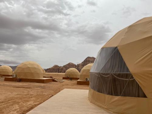瓦迪拉姆Al Rifi Luxury Camp的沙漠中的一组圆顶帐篷