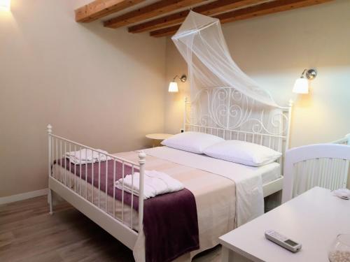 兹曼Villa Aurelia的一间在房间内配有白色婴儿床的卧室