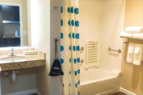 哥伦比亚哥伦比亚西北/哈比森万豪广场套房酒店的浴室配有淋浴帘、浴缸和盥洗盆。