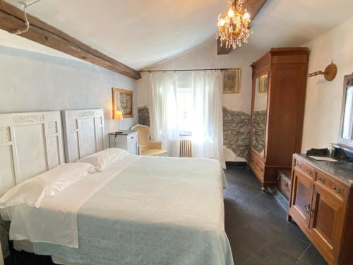 东塞斯特里AGRITURISMO CASA OLIVIERI的一间卧室配有一张大床和一个吊灯。