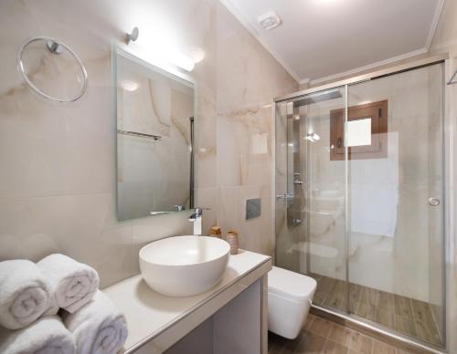 奈德里180 Villas的白色的浴室设有水槽和淋浴。