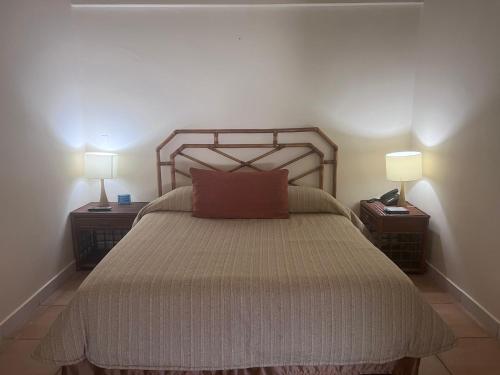 查梅Aurora Luxury Suite con acceso a la playa的一间卧室配有一张带2个床头柜的大床
