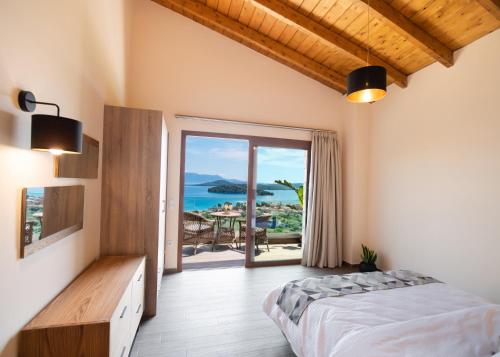 奈德里180 Villas的一间卧室配有一张床,享有海景