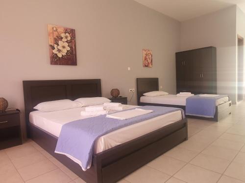 锡基诺斯岛Galini Apartments Sikinos Travel的一间卧室配有两张床和两张桌子