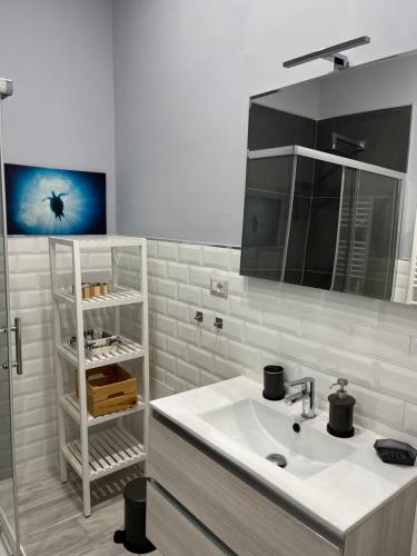 萨莱诺Elvis Home的一间带水槽和镜子的浴室
