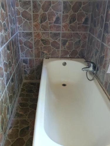 JuliasdaleBeautiful 1-Bed Cottage in Juliasdale的浴室内设有带水龙头的白色浴缸